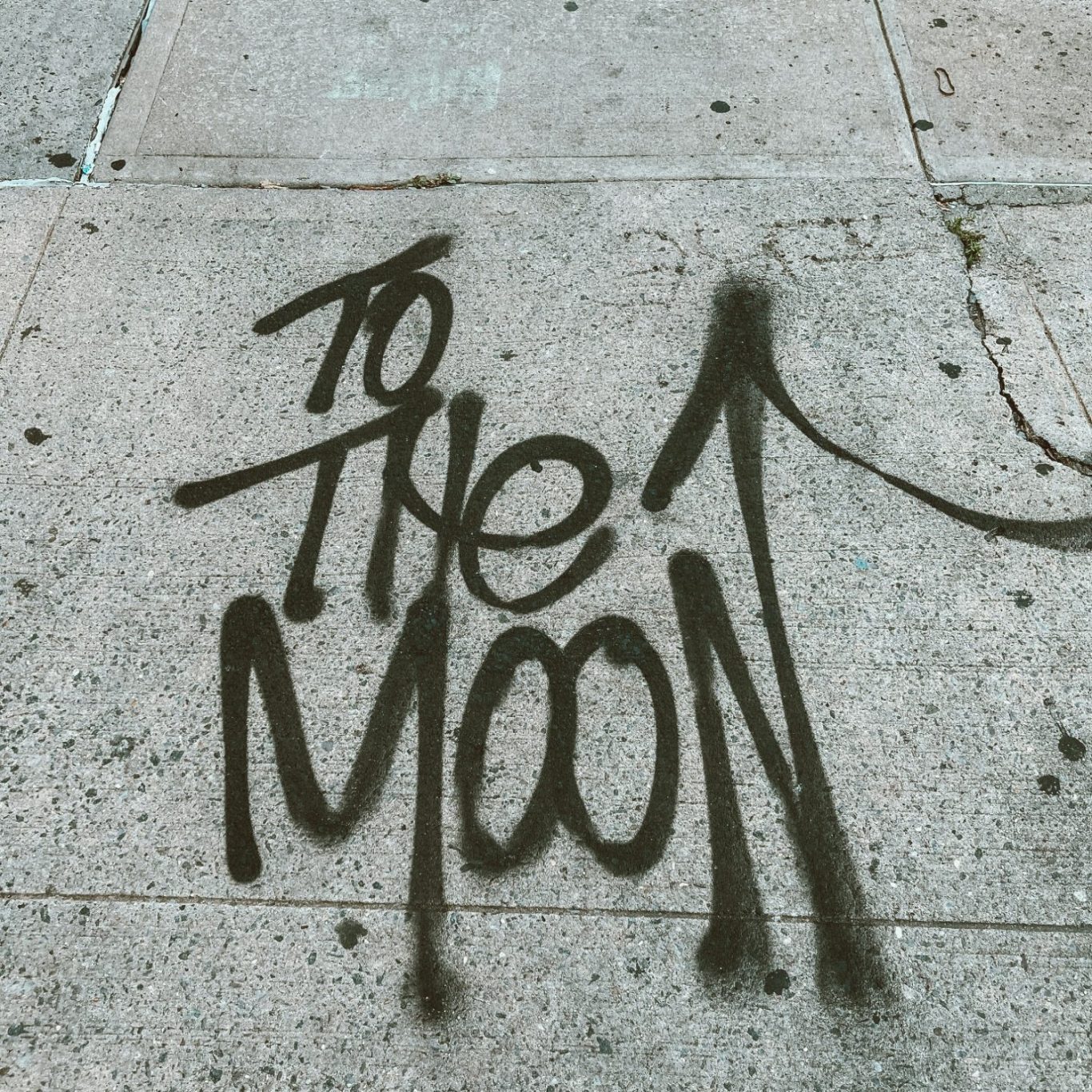 Dein Business auf Erfolgskurs Graffiti auf dem Boden mit der Aufschrift „To The Moon“ - symbolisiert Wachstum und Zielorientierung
