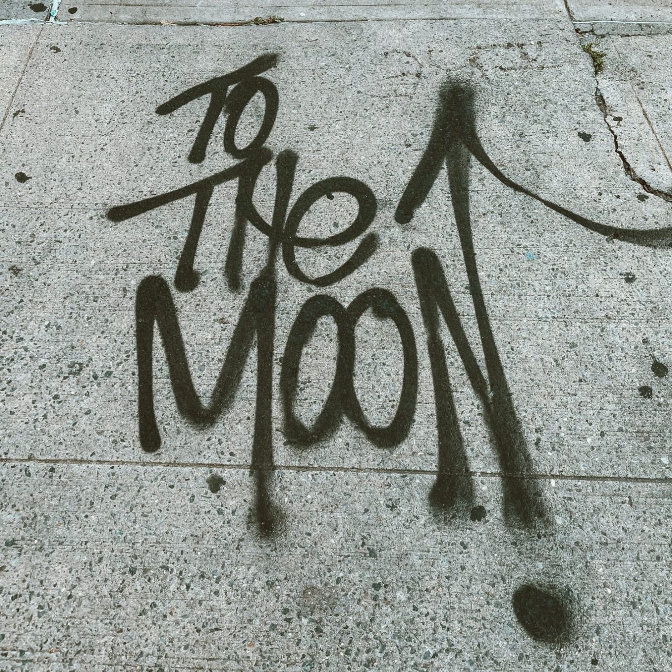 Graffiti auf dem Boden mit der Aufschrift „To The Moon“ - symbolisiert Wachstum und Zielorientierung